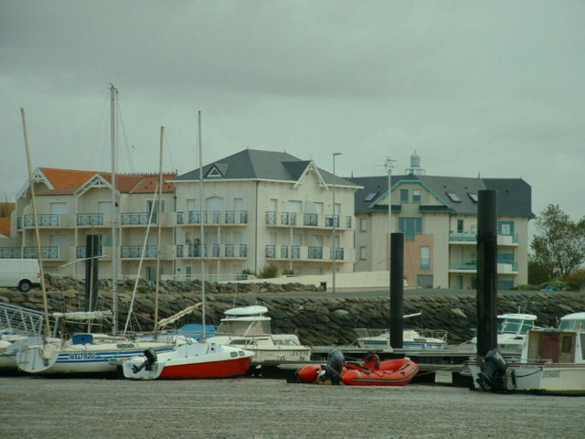 Immeuble vu du port de chatelaillon